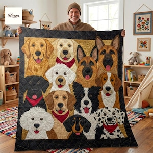 Puede incluir: Una gran manta acolchada con un collage de varias razas de perros. Los perros están representados con caras detalladas sobre un fondo dorado y negro. La manta está sostenida por una persona.