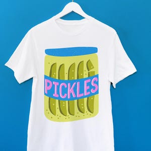 Pickle T-Shirt, Komfort Farben T-Shirt, lustiges Gurkenglas-Grafik-Shirt, Feinschmecker-Sommer-Top, Pickle-Liebhaber-Geschenk, trendiges Damen-Essen-T-Shirt