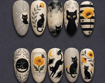 Könnte beinhalten: Zehn ovale Nageldesigns mit schwarzen Katzenillustrationen und floralen Akzenten auf cremefarbenem Grund. Designs umfassen Katzen, Blumen, Monde und geometrische Muster in Schwarz, Gelb und Weiß.