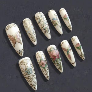 Jugendstil Glasmalerei-Nägel mit handbemalten Vogel-, Schmetterling- & Lotusmotiven, elegantes Gold-Filigran, Elfenbeinbasis mit Mandelform