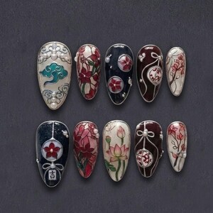 Ręcznie robione orientalne zdobienia Cloisonné | Luksusowe, trójwymiarowe srebrne zdobienia z motywem lotosu i chmur | Zen Aesthetic - Crimson Floral And Pearl Relic Nails