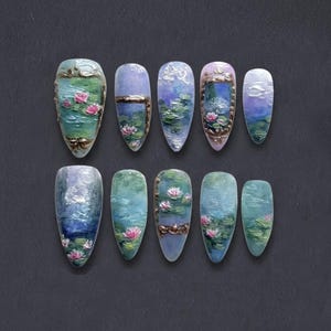 K&ouml;nnte beinhalten: Zehn k&uuml;nstliche Fingern&auml;gel, jeweils handbemalt mit einer Miniaturlandschaft mit Seerosen. Die Designs verwenden Blau-, Gr&uuml;n- und Rosat&ouml;ne, wobei einige N&auml;gel gold- oder bronzefarbene dekorative Rahmen aufweisen. Die N&auml;gel sind mandelf&ouml;rmig.