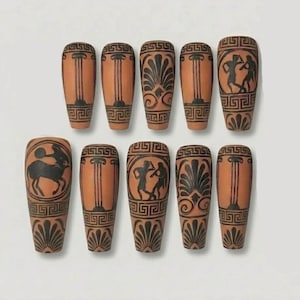 Peut inclure: Dix motifs de nail art de couleur terre cuite avec des motifs de clés grecques noirs, des feuilles stylisées et des figures. Les motifs sont disposés en deux rangées de cinq, mettant en valeur une esthétique classique.