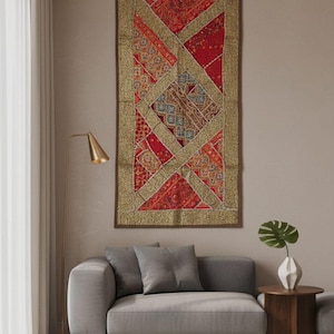 Tapiz de patchwork indio vintage de Kutch / Arte textil bordado en rojo y dorado