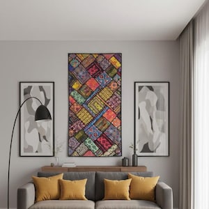 Żywy indyjski patchworkowy gobelin ścienny - sztuka tekstylna w stylu boho ralli - wystrój domu w stylu boho