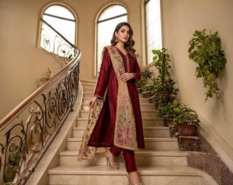 Pure Organza Dupatta – Hand-Painted Botanical Motifs, Zari Embellishment, Wedding Wrap