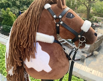 Caballo de juguete con palo de madera desmontable. Caballo marrón tamaño A4 con cabestro y brida.