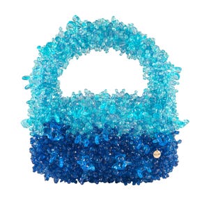 Pluizige handtas met blauwe kralen en bedels van beer/puppy