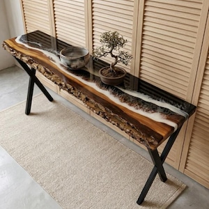 Può includere: Una tazza di ceramica bianca con manico nero e la scritta "But First, Coffee" in grassetto nero. La tazza è posta su uno sfondo sfocato. La tazza misura circa 10 cm di altezza.