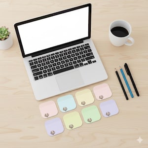 Könnte beinhalten: Ein Laptop mit leerem weißem Bildschirm liegt auf einer hellen Holzoberfläche, neben einer kleinen Sukkulente in einem weißen Topf und einer weißen Kaffeetasse. Bunte Haftnotizen mit einer Hundeillustration sind in der Nähe des Laptops angeordnet, zusammen mit Bleistiften und einem Stift.