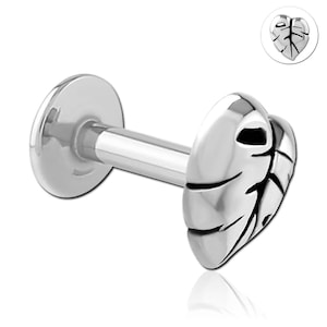Könnte beinhalten: Ein silberfarbener Lippenpiercing-Stecker mit einem Blattdesign. Der Stecker hat eine flache Scheibe, einen geraden Stab und einen blattförmigen Anhänger. Der Blattanhänger hat detaillierte Adernlinien.