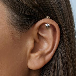 Vertical Helix Piercing Stecker | 1,2 x 6mm | Zirkonia Blume | Cartilage Barbell Stab Knorpelpiercing Z607