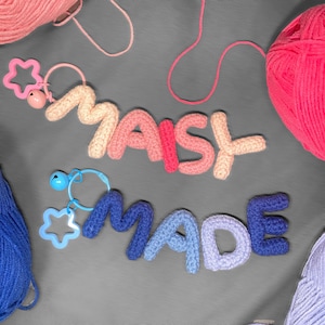 Chaveiro de crochê com nome personalizado, pingente de letra personalizada para recém-nascido, decoração de nome feita à mão, presente para ela, todas as ocasiões, aniversário, casal
