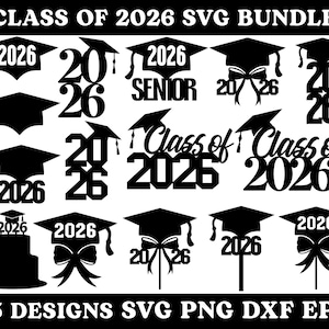Op de afbeelding: Een zwart-wit SVG-bundel met 15 ontwerpen. De ontwerpen omvatten afstudeerpetten, het jaar 2026 en de woorden "Class of 2026" en "Senior". De afbeelding bevat ook de bestandstypen: SVG, PNG, DXF en EPS.