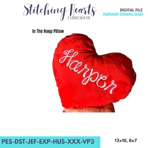 Puede incluir: Un cojín rojo en forma de corazón bordado con el nombre "Harper" en escritura blanca. El cojín mide aproximadamente 30 cm por 25 cm y 20 cm por 18 cm. La imagen también incluye el texto "Stitching Hearts Embroidery", "In The Hoop Pillow" y "Digital File Instant Download".