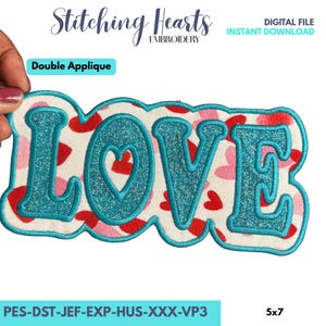 Puede incluir: Un parche de doble aplicación con la palabra "LOVE" en hilo brillante turquesa. Las letras están delineadas en turquesa y se asientan sobre un fondo blanco con corazones rojos y rosas. El parche mide 12,7 x 17,8 cm.