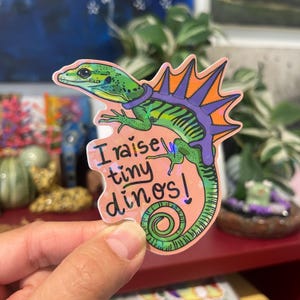 Holografische vinylsticker boommonitor hagedis &quot;I raise tiny Dinos&quot;