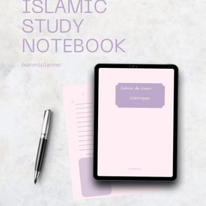 Peut inclure: Une tablette numérique et un stylo reposent sur une surface claire. La tablette affiche le texte "Cahier de cours islamiques" sur un fond rose. Les mots "Islamic Study Notebook" sont en haut de l'image.