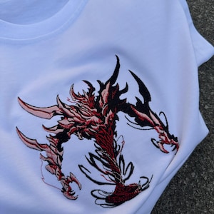 ShadowFiend Besticktes T-Shirt | Dota 2 inspiriertes Design | Schwarz & rotes Dämonen-Kunstwerk