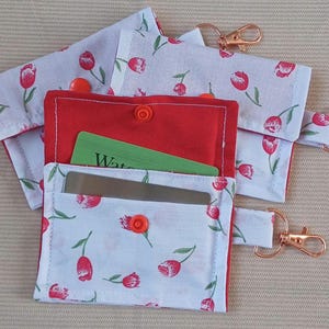 Pequena carteira feita à mão com 2 porta-cartões, estampa de tulipa vermelha, porta-chaves, mini carteira para bolsas e chaveiros, presente fofo