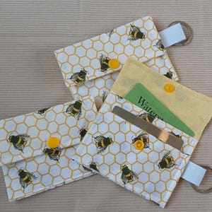 Carteira pequena feita à mão com 2 porta-cartões, estampa de abelha hexagonal, porta-chaves de tecido, mini carteira para bolsas e chaveiros, presente fofo