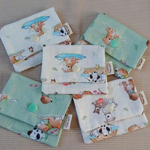 Bonita cartera pequeña para tarjetas hecha a mano de tela con estampado de perro o cachorro