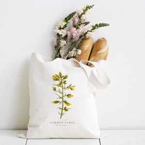 Könnte beinhalten: Eine weiße Einkaufstasche mit einer botanischen Illustration einer gelben Blume mit grünen Blättern und dem Text "COMMON GORSE, Ulex europaeus".