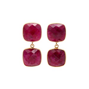 Puede incluir: Un par de pendientes dorados con dos gemas rojas cuadradas y facetadas por pendiente. Las gemas están engastadas en un bisel dorado y conectadas por un pequeño lazo dorado. Diseño sencillo y elegante.