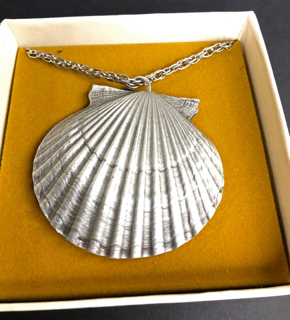 Vintage Clamshell Pewter Pendant Necklace Interna… - image 4