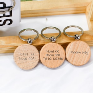 Personalised Round Oak Keyring – Engraved Wooden Keychain for Shed, Garage, Hotel or Airbnb, Custom Key Fob Gift for Him or Her