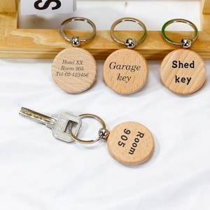 Custom Round Oak Keyring – Unique Engraved Wood Key Fob for Airbnb, Garage, Hotel or Home, Personalised Charm Gift for Any Occasion
