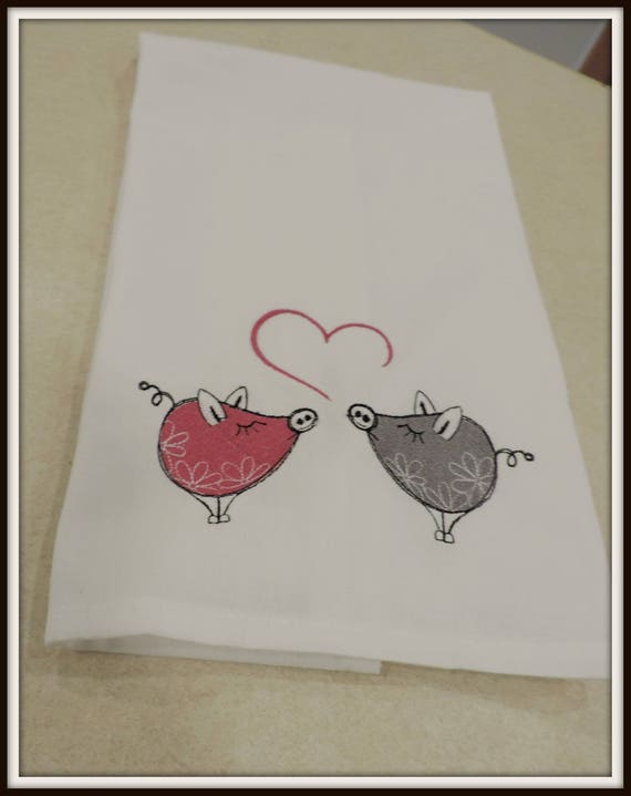 Pig towel, Pig love towel, pigs in love, love my pig, pig love, pig lover gift, farm life towel