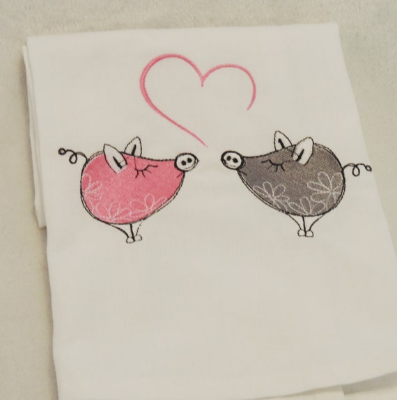 Pig towel, Pig love towel, pigs in love, love my pig, pig love, pig lover gift, farm life towel