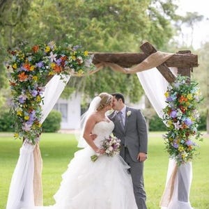 Arco nuziale con fiori di campo colorati, decorazioni primaverili ed estive per cerimonie, festoni floreali con fermaglio