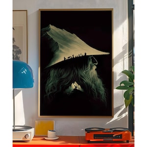 Puede incluir: Una impresión artística enmarcada que presenta el perfil de un mago con una larga barba y un sombrero en forma de montaña. La obra de arte utiliza tonos oscuros con acentos verdes y blancos, representando figuras en la montaña.