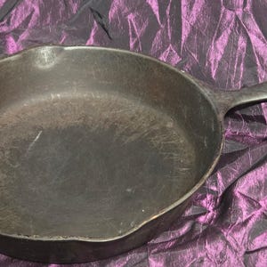 Vintage Cast Iron Skillet No. 8: Seasoned Rustic Cookware