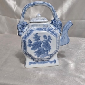 Teiera vintage in porcellana blu e bianca con manico – Design floreale asiatico, teiera decorativa