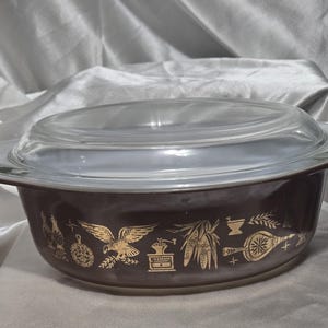 Vintage Pyrex Early American Casserole Dish: 1.5 Quart Brown & Gold