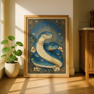 Può includere: Una stampa artistica da parete rettangolare incorniciata raffigurante un serpente blu avvolto con il ventre color crema, su uno sfondo blu scuro con raggi solari radianti e accenti floreali, racchiusa in un bordo decorativo con dettagli dorati.