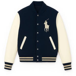 Puede incluir: Chaqueta universitaria azul marino y crema con cierre de botones. La chaqueta presenta mangas color crema, cuerpo azul marino y un logotipo bordado beige de un jugador de polo en el pecho. Los puños y el dobladillo tienen rayas beige.