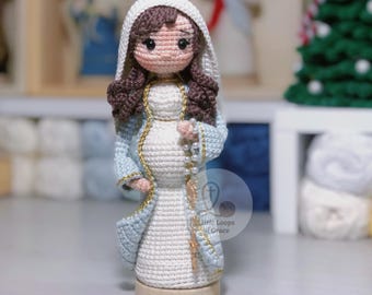 Gehaakte pop Onze-Lieve-Vrouw van Verwachting: zwangere Maria, standbeeld katholieke Maria