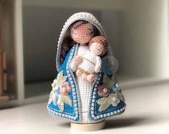 Diepblauwe Maagd Maria met baby Jezus gehaakte pop – Handgemaakte katholieke amigurumi, religieus cadeau, christelijk interieur