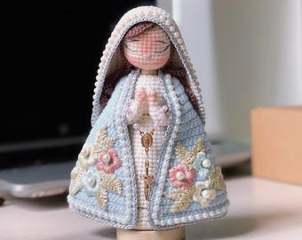 Praying Virgin Mary Crochet Doll – Handmade Catholic Amigurumi, Marian Religious Statue, Christmas Gift, Prayer Decor