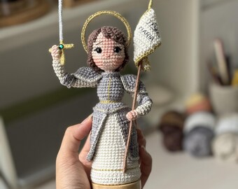 Gehaakte pop Heilige Jeanne d'Arc – Handgemaakt amigurumi-krijger Saint Decor