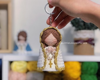 Gehaakte sleutelhanger Onze-Lieve-Vrouw van Fatima – mini Marian amigurumi, handgemaakt katholiek standbeeld, religieus cadeau voor haar, decor geloof