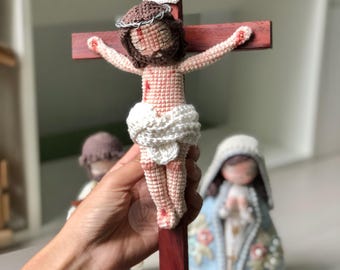 Jesus on Wooden Cross Crochet Doll – Handmade Catholic Passion of Christ Amigurumi, Crucifix Statue, Religious Gift Decor