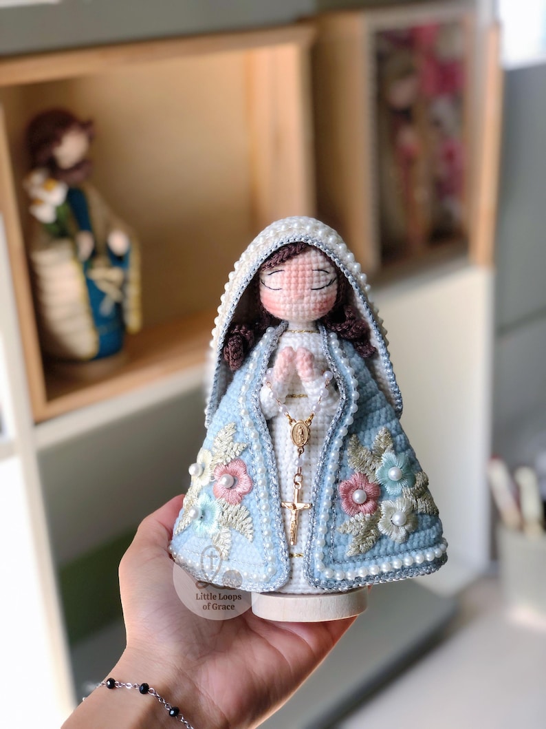 Praying Virgin Mary Crochet Doll – Handmade Catholic Amigurumi, Marian Religious Statue, Christmas Gift, Prayer Decor image 3