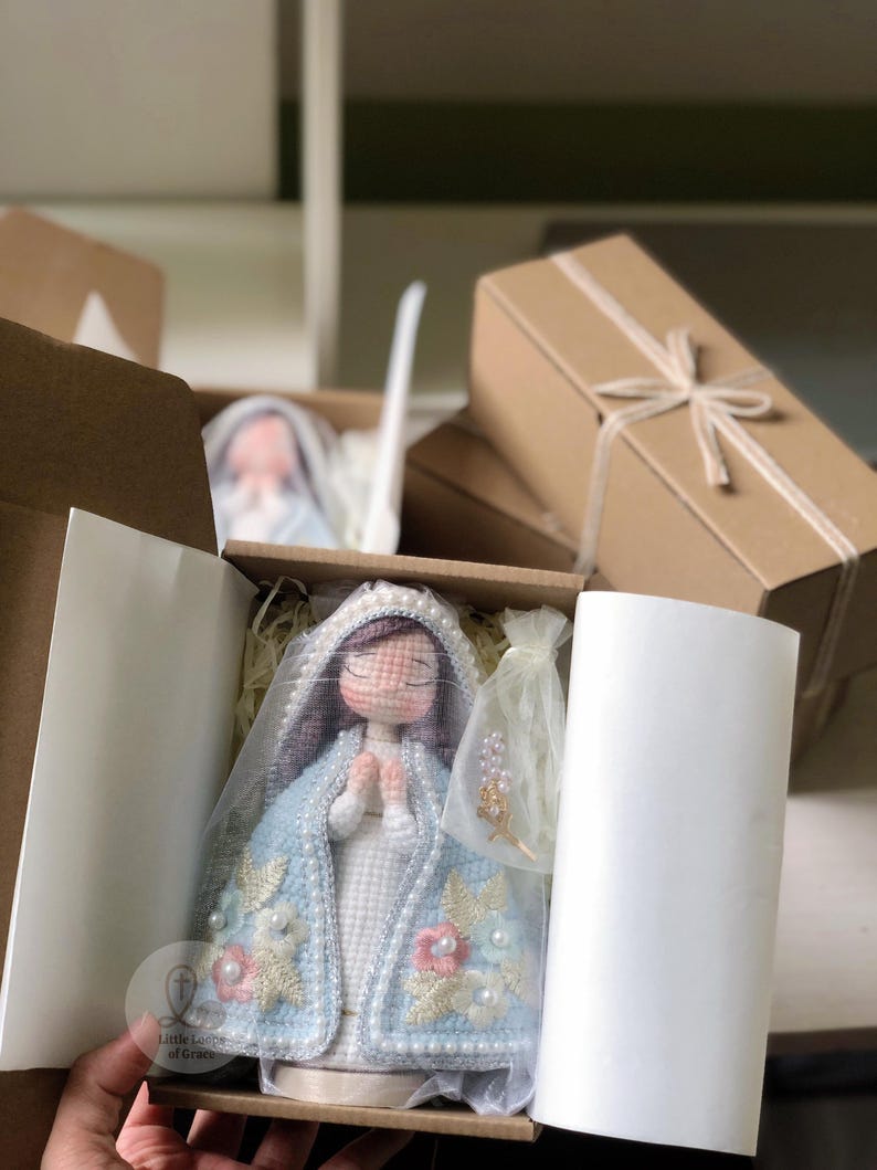 Praying Virgin Mary Crochet Doll – Handmade Catholic Amigurumi, Marian Religious Statue, Christmas Gift, Prayer Decor image 4