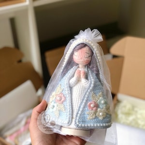 Praying Virgin Mary Crochet Doll – Handmade Catholic Amigurumi, Marian Religious Statue, Christmas Gift, Prayer Decor image 5
