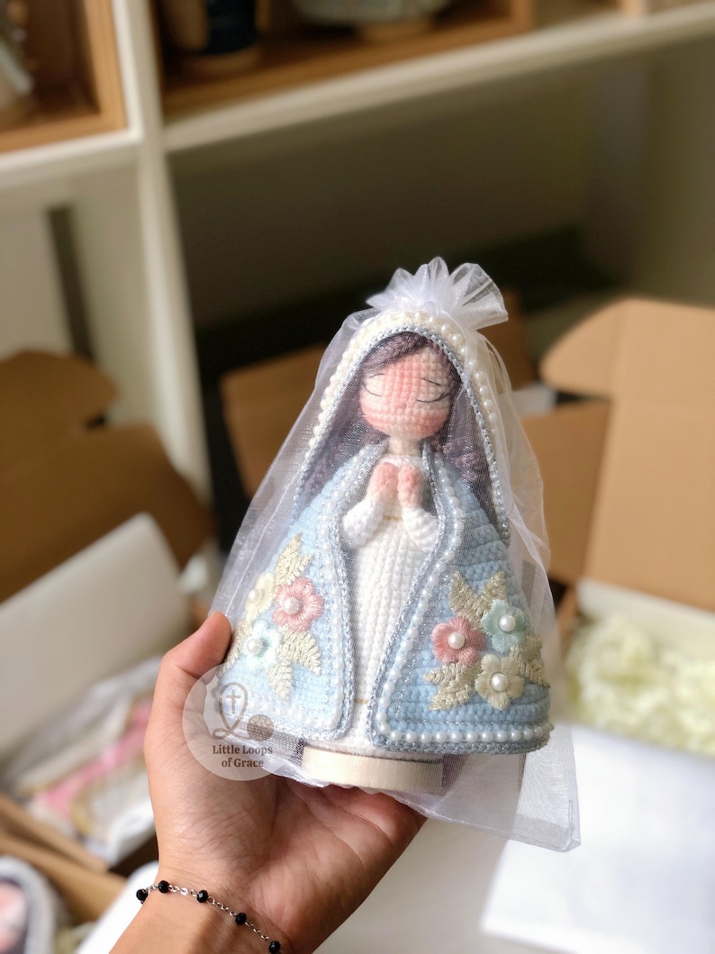 Praying Virgin Mary Crochet Doll – Handmade Catholic Amigurumi, Marian Religious Statue, Christmas Gift, Prayer Decor image 5